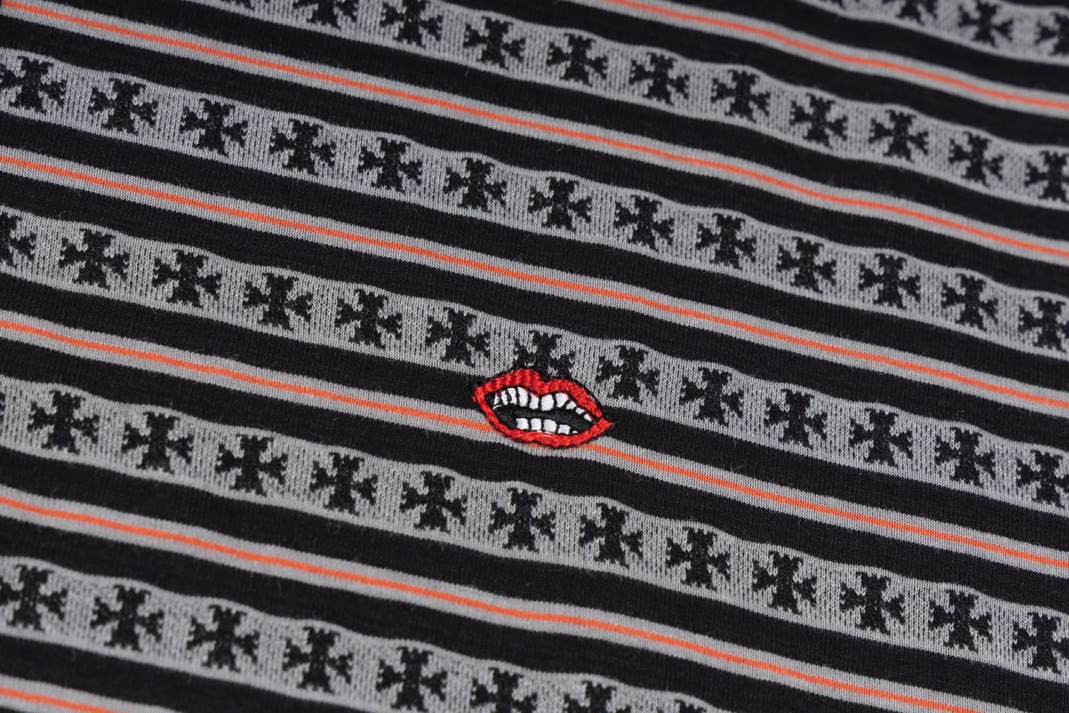 🅿️420 [Exclusive supply] CH Crow Heart Cross Stripe Long Sleeve Polo Shirt. The original version was purchased and developed for 7,900. The fabric is made of yarn-dyed fabric. The minimum order is one thousand meters away. The cost is expensive. The embroidery uses imported Tajima embroidery machines, and the collar leather tag is made of imported lambskin. The hardware is made of real antique silver which is extremely expensive. The overall wiring is straight and delicate, the fabric is comfortable and soft, and the color is consistent without color difference. It can be matched with the same style to create a fashionable look and control various occasions. Customized accessories, complete with three standards, same style for men and women! Size:S/M/L
